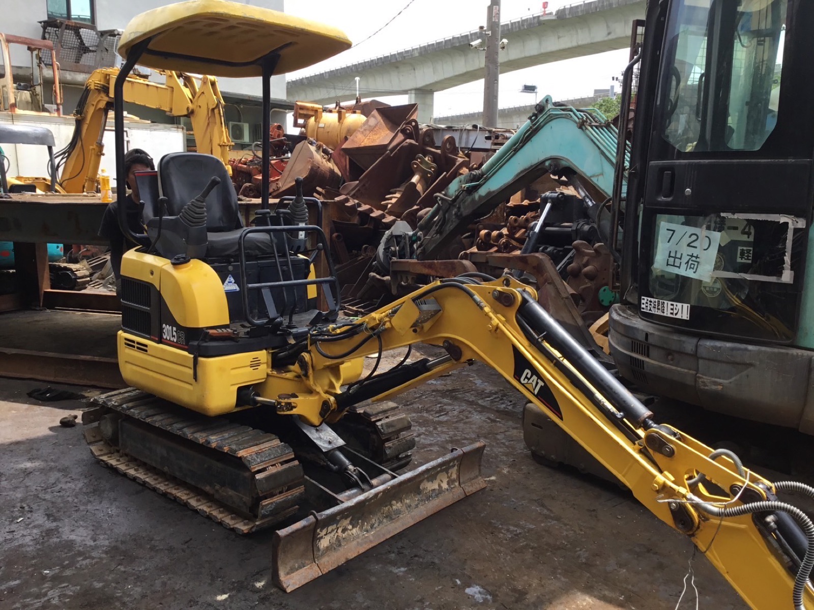 CAT 301.5 CR 迷你挖土機 側面