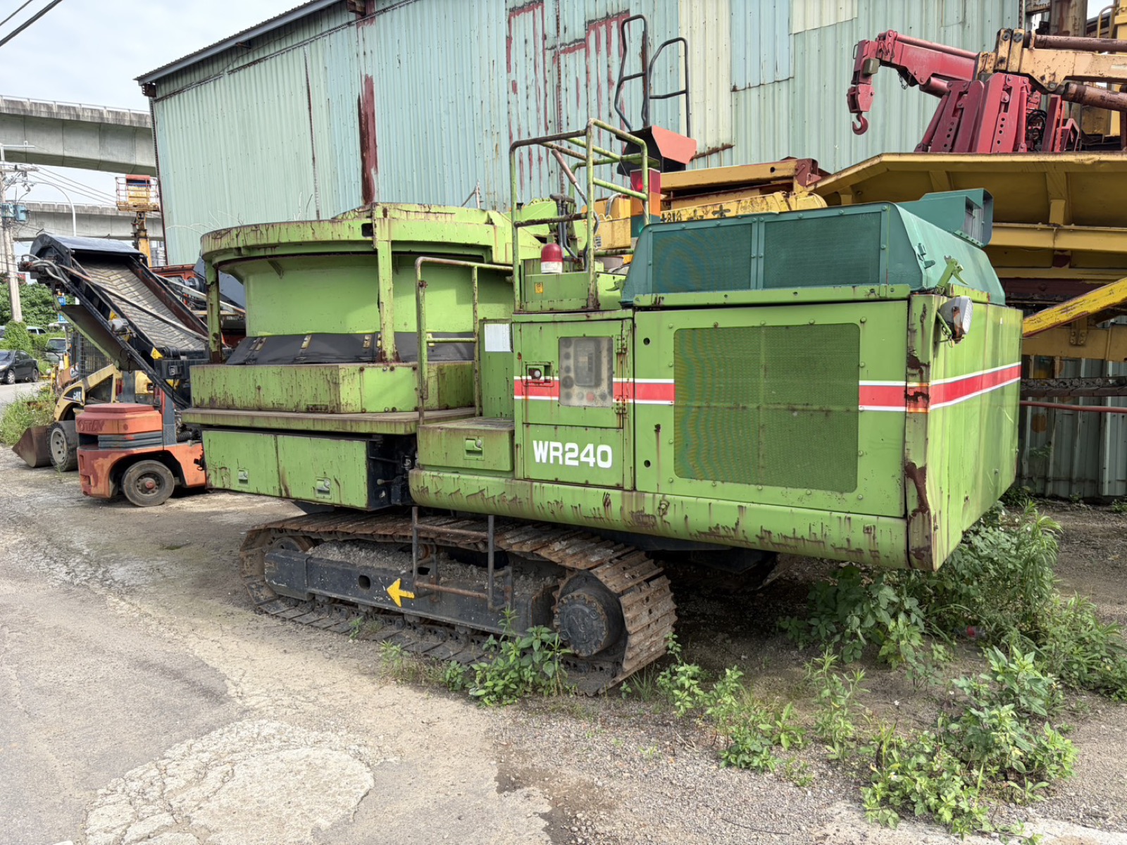 Hitachi WR240 碎木機側面
