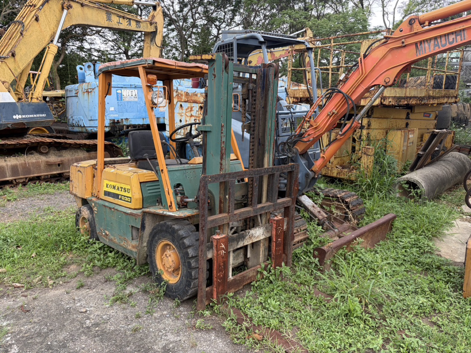小松 Komatsu FD30 3噸堆高機側面